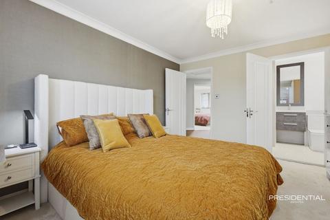 undefined, Grove Hill, London E18