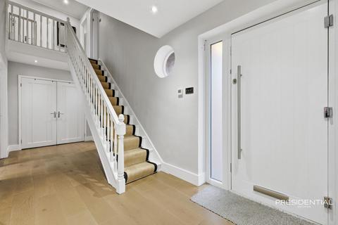 undefined, Grove Hill, London E18