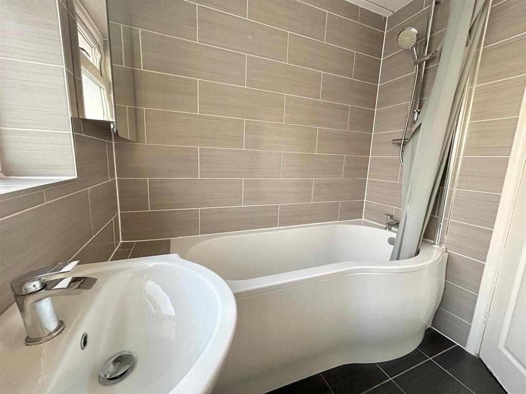 Bathroom 2.jpg