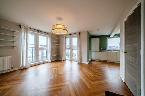 undefined, Wintermill Square, Edinburgh, Midlothian