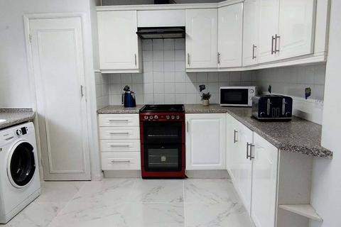 3 bedroom flat to rent, Spencer Park, London, SW18