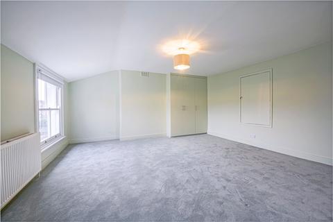 3 bedroom apartment to rent, Drakefield Road, SW17