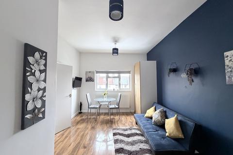 Studio to rent, Fernbank Avenue, Wembley, HA0
