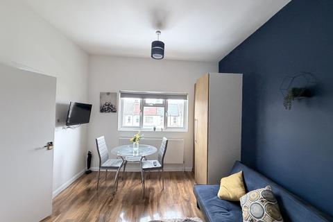Studio to rent, Fernbank Avenue, Wembley, HA0