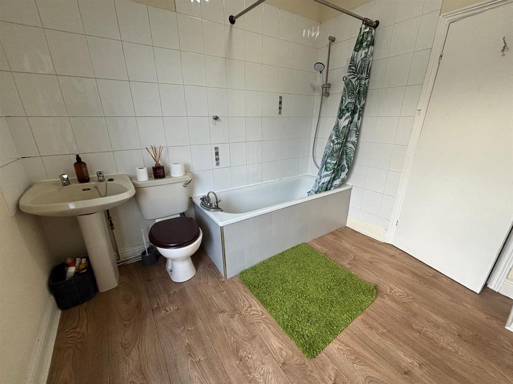 Bathroom 1.jpg