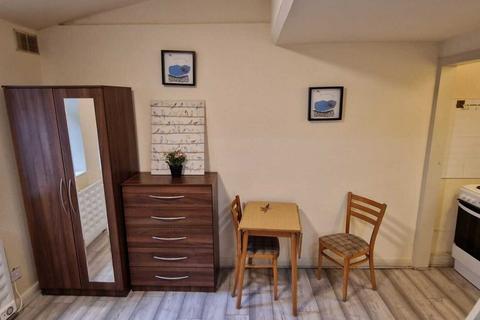 Studio to rent, Chatsworth Road, London NW2
