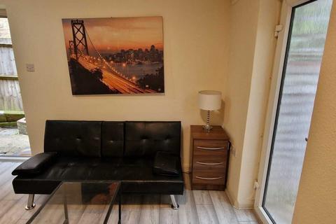 Studio to rent, Chatsworth Road, London NW2