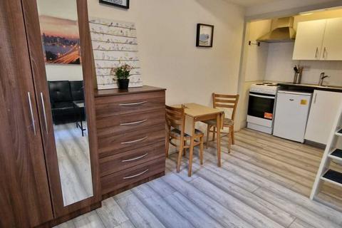 Studio to rent, Chatsworth Road, London NW2