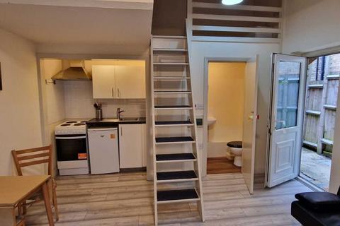 Studio to rent, Chatsworth Road, London NW2