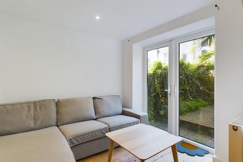 5 bedroom terraced house to rent, St Mary Magdalene Street