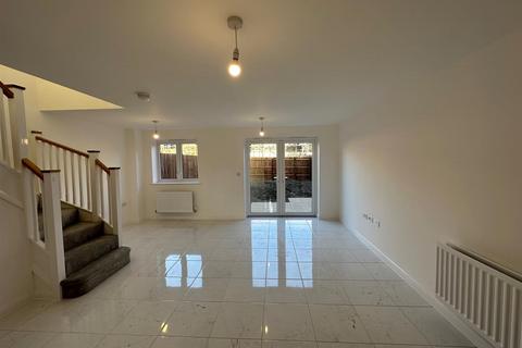3 bedroom semi-detached house to rent, Banbury Drive, Peterborough PE7