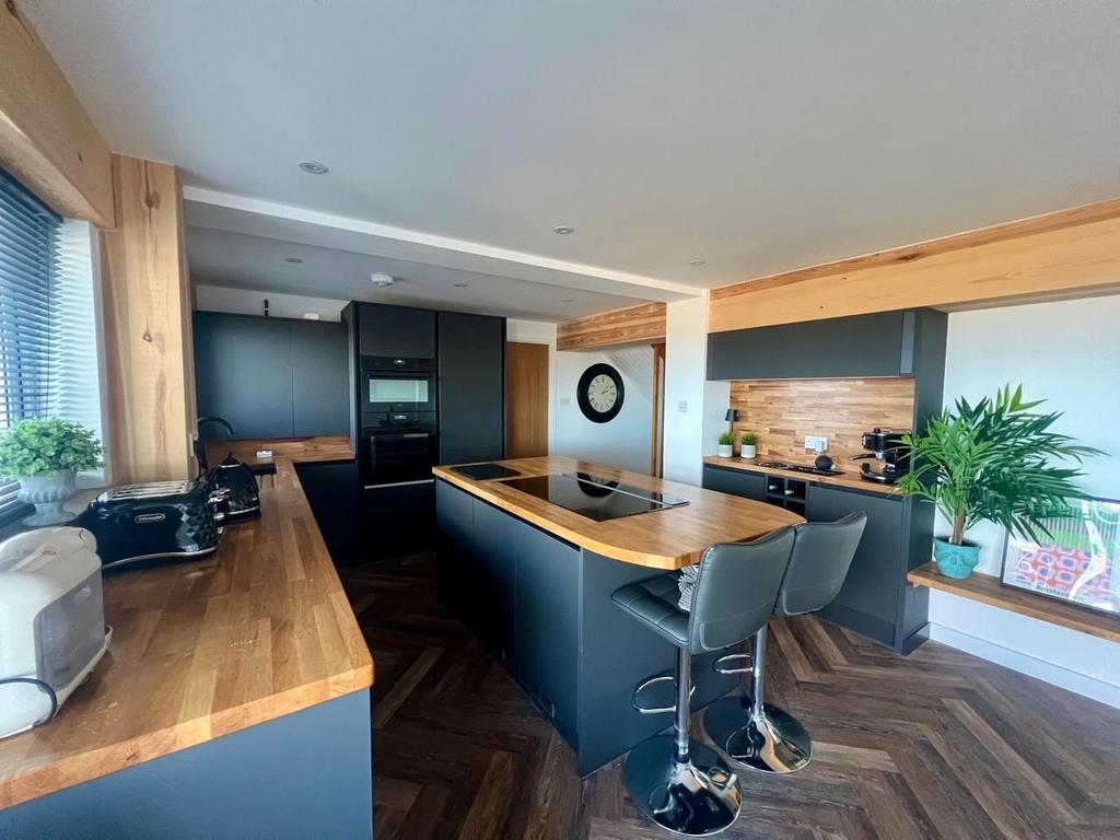 Kitchen 2.jpg