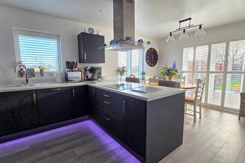 3 bedroom detached bungalow for sale, Lowestoft Road, Hopton