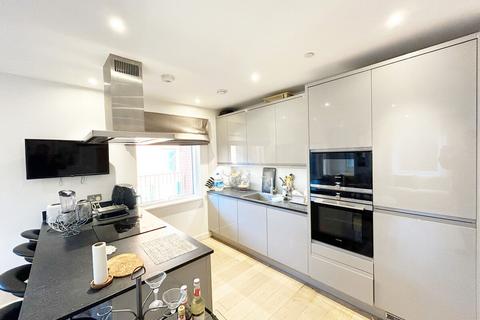 3 bedroom apartment to rent, Thonrey Close, LONDON