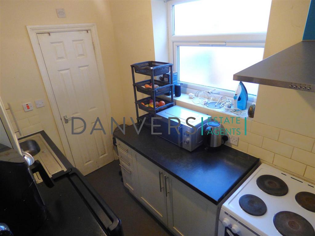 Kitchen 2.jpg