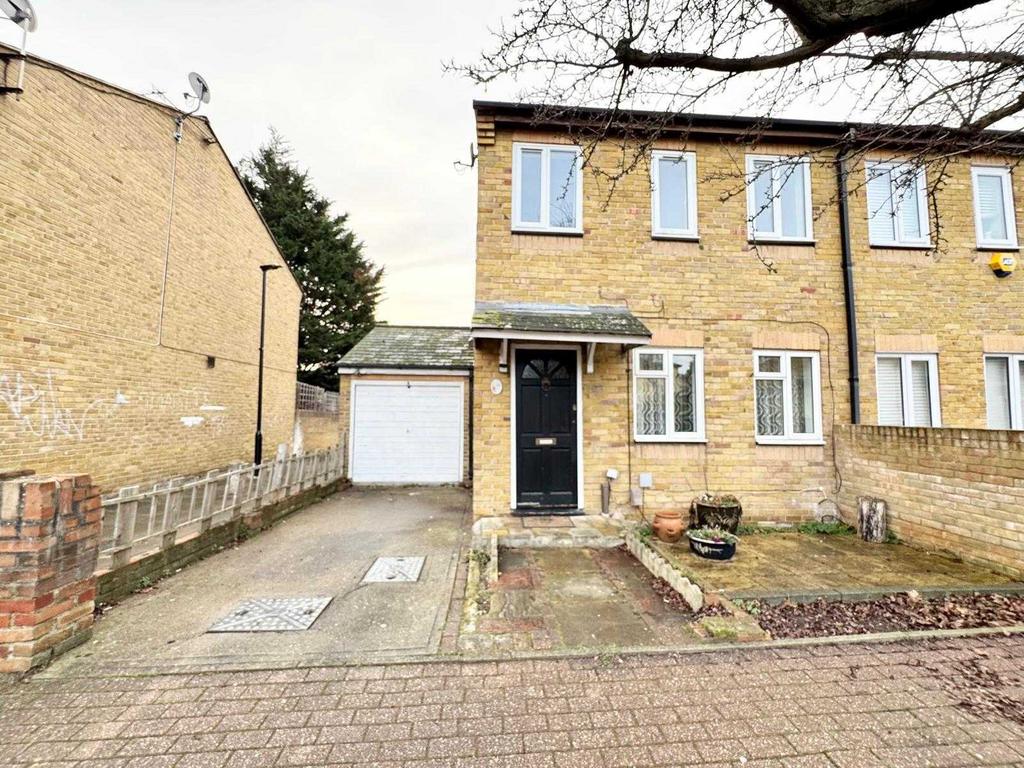 3 bed semi-detached house to rent Camelot Close,