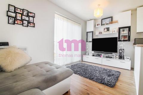 2 bedroom apartment to rent, Saxton Close, Grays