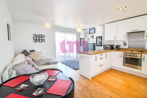 2 bedroom apartment to rent, Saxton Close, Grays