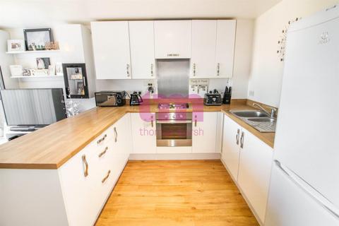 2 bedroom apartment to rent, Saxton Close, Grays