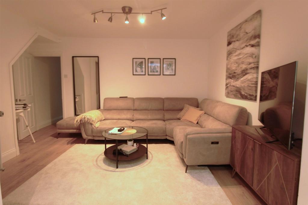 Lounge To Rear
