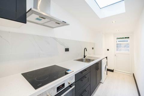 2 bedroom flat to rent, Sternhold Avenue, London SW2