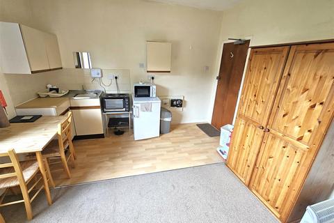 1 bedroom in a house share to rent, Reading Road South, Fleet
