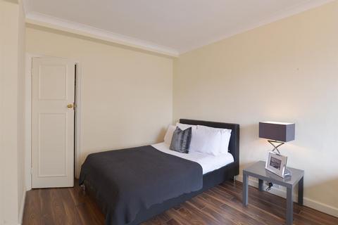 Studio to rent, Hill Street, London W1J