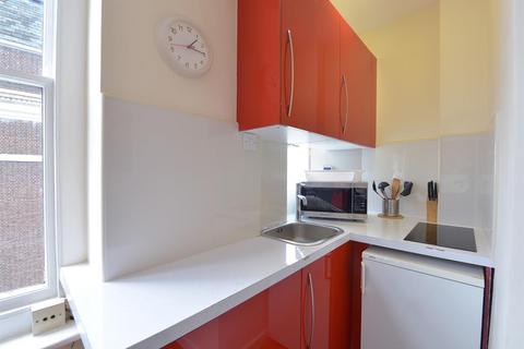 Studio to rent, Hill Street, London W1J