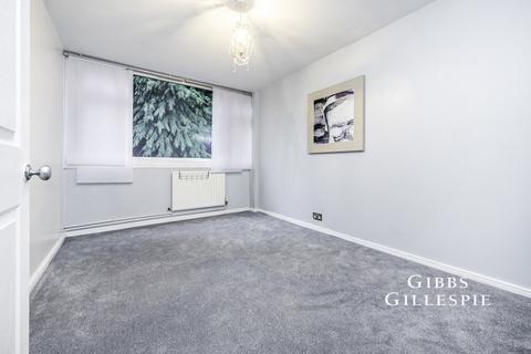 3 bedroom flat to rent, Leaf Close, Northwood, HA6