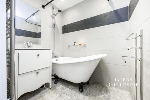 3 bedroom flat to rent, Leaf Close, Northwood, HA6