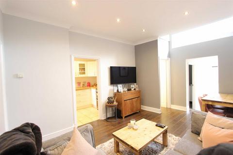 2 bedroom flat to rent, Station Road, Winchmore Hill, N21
