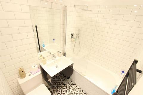 2 bedroom flat to rent, Station Road, Winchmore Hill, N21