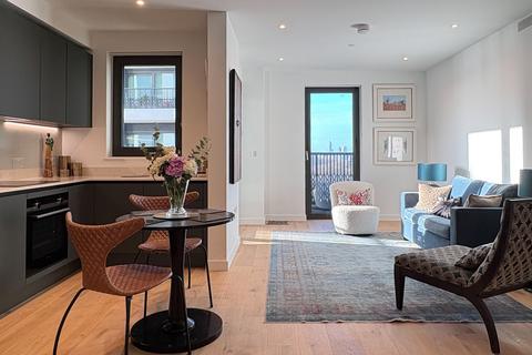 2 bedroom flat to rent, Alba Square