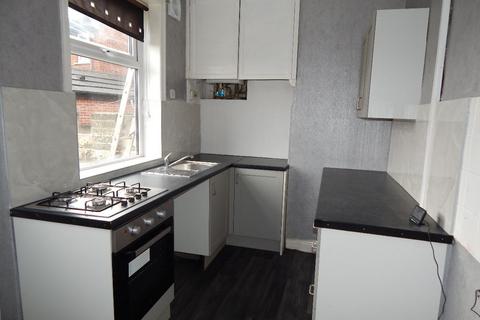 3 bedroom terraced house to rent, Brearley Street, Batley