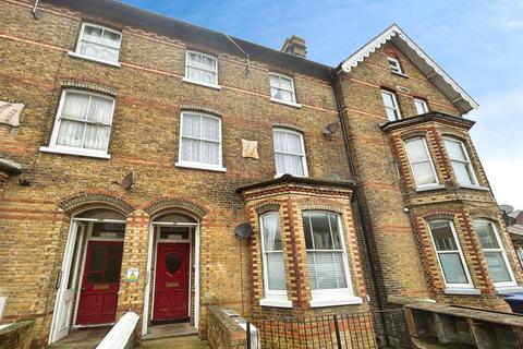 2 bedroom flat to rent, Station Road, Herne Bay