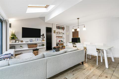 4 bedroom semi-detached house for sale, Garth Close, Kingston Upon Thames KT2