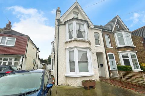 2 bedroom flat to rent, Beacon Road, Herne Bay