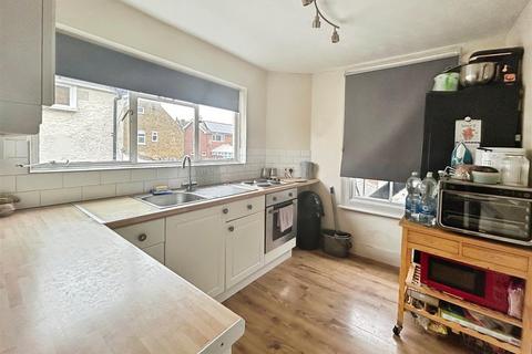 2 bedroom flat to rent, Beacon Road, Herne Bay