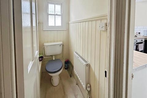 2 bedroom flat to rent, Beacon Road, Herne Bay