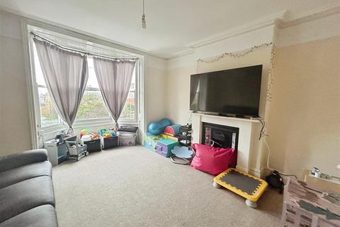2 bedroom flat to rent, Beacon Road, Herne Bay