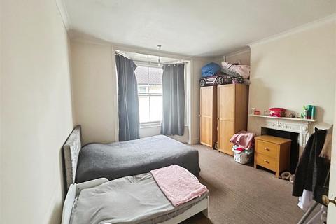 2 bedroom flat to rent, Beacon Road, Herne Bay