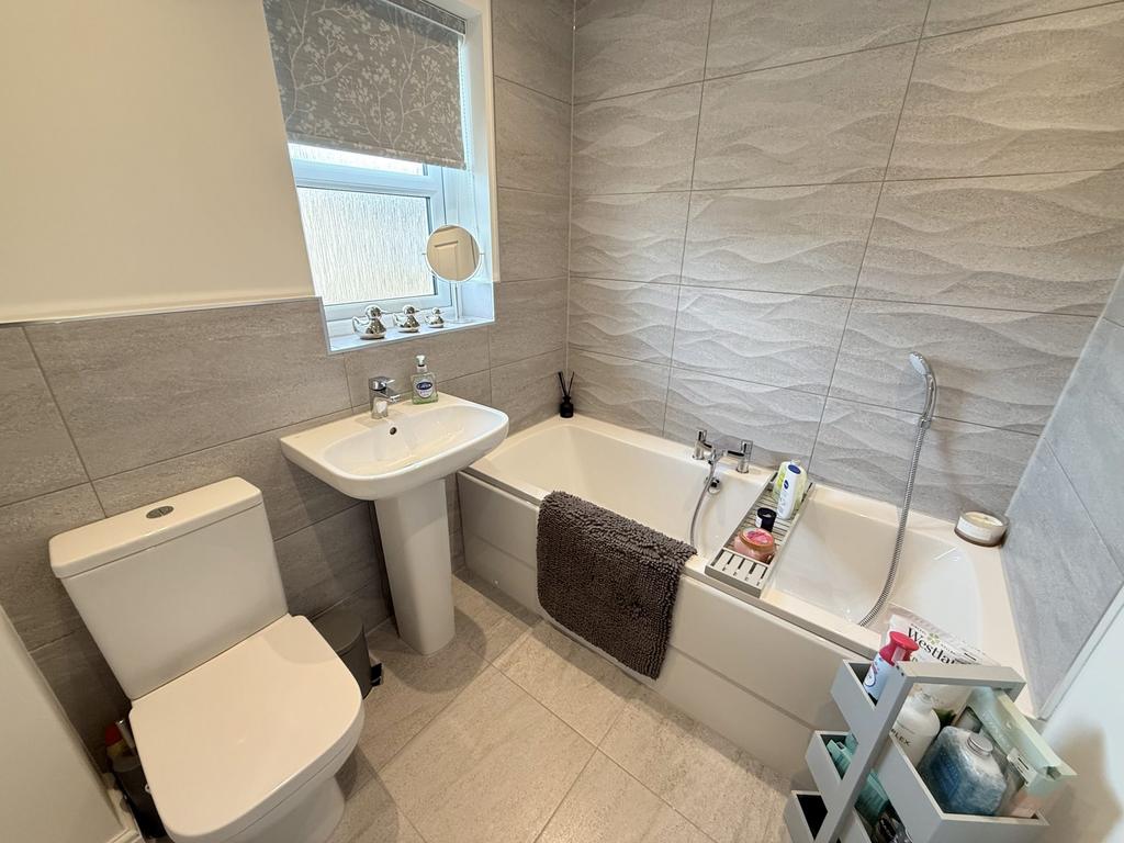 6 Wintergreen Drive, Dumfries, DG1 3 WE - Braidwood
