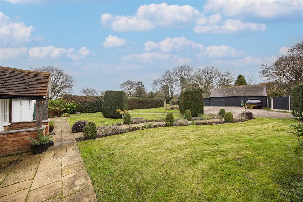 Side Garden &amp; Drive