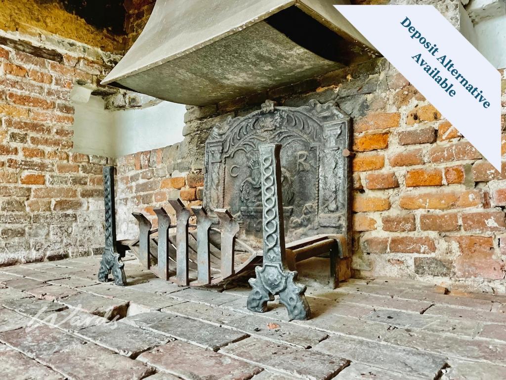 5b72a3b2-fireplace
