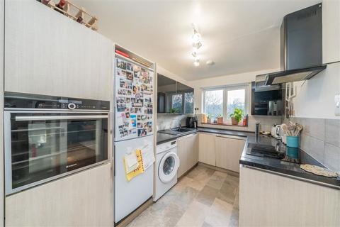 2 bedroom flat to rent, Munster Road, Teddington TW11