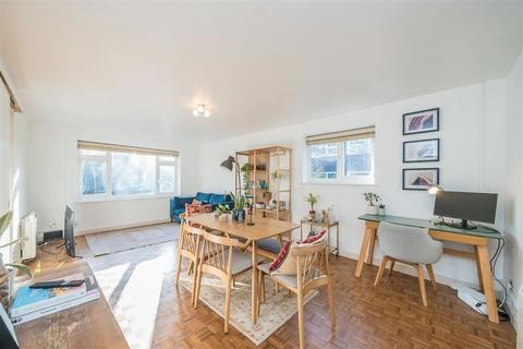 2 bedroom flat to rent, Munster Road, Teddington TW11