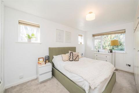 2 bedroom flat to rent, Munster Road, Teddington TW11