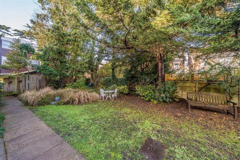 2 bedroom flat to rent, Munster Road, Teddington TW11