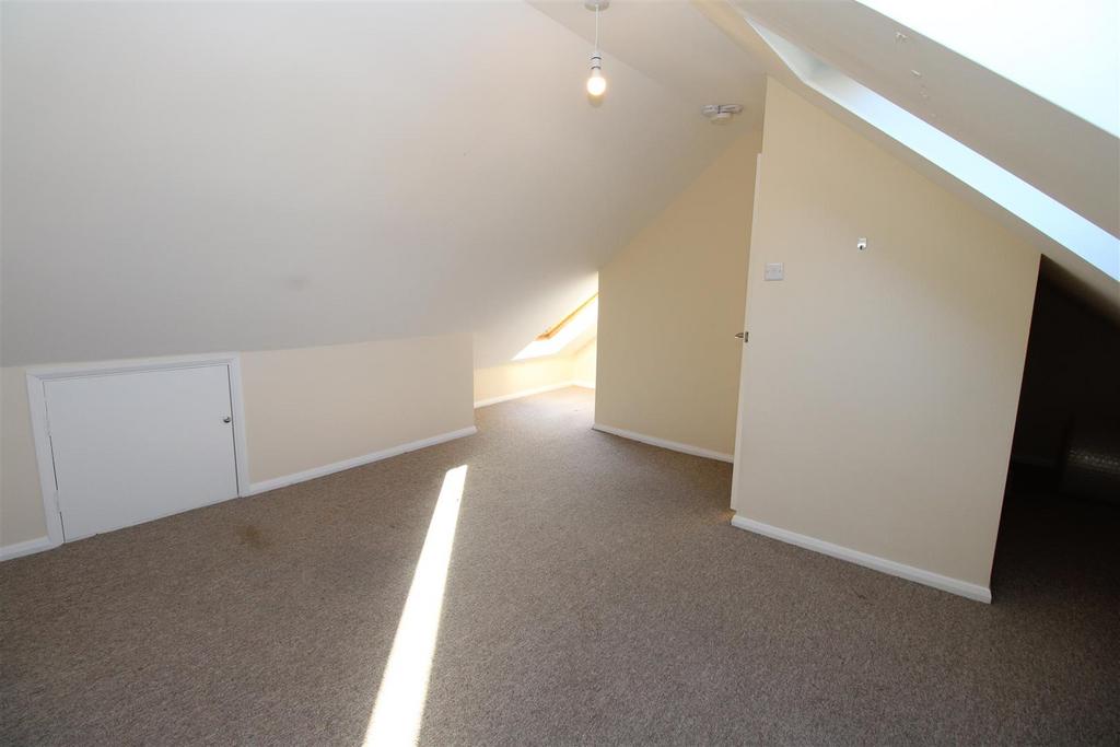 M bedroom.JPG
