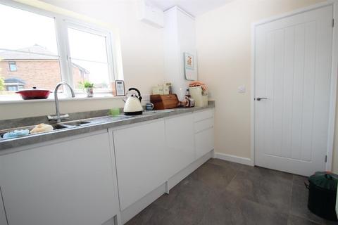 3 bedroom terraced bungalow to rent, Arnold Road, Ryde